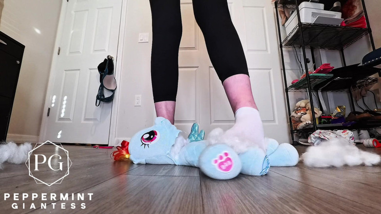 Peppermint Giantess: 67 raksasa dengan kaus kaki kotor perlahan-lahan menghancurkan plushie besar...