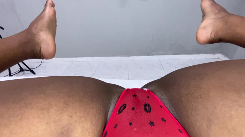 omairaberbatov: J’adore utiliser de nouveaux jouets pour dorloter mon vagin
