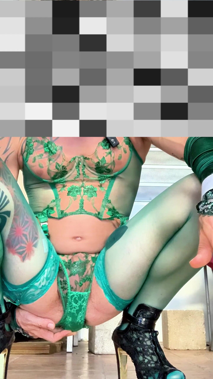 Benito414: Une jolie femboy en lingerie en bas montre sa culotte...