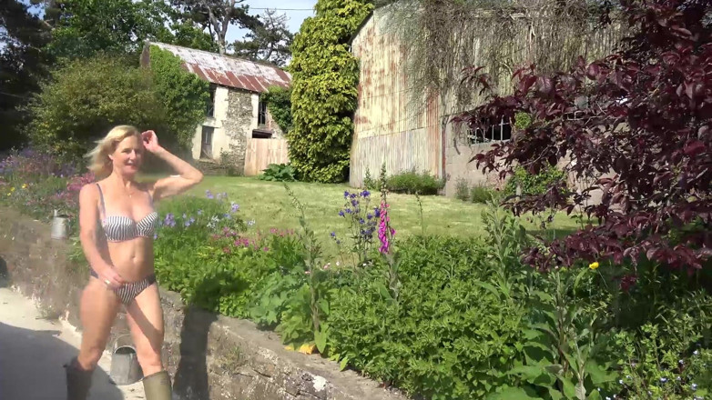 Dirty Doctors Clips - Solo Mature Playtime: Regando minhas plantas