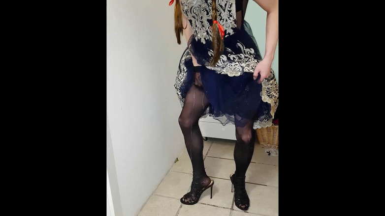 Trans and Cross-Dressers Feet: Travesti Helena Queen brincando com seu pau duro