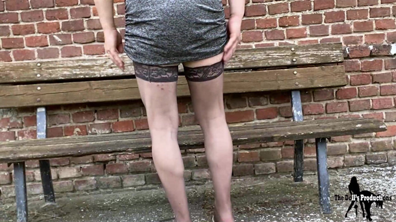 Emily Rossi: 야외에서 후장과 자지를 자위하고 나일론 발에 사정하는 Emily Rossi Crossdresser