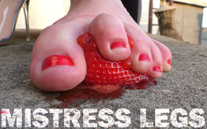 Mistress Legs: Fresas, sabroso pie apretando