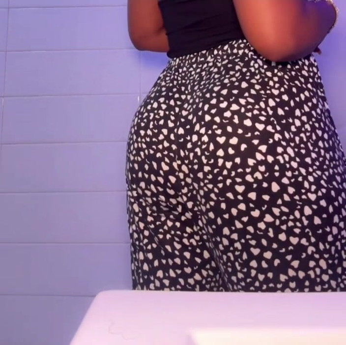 African Fart Queen: देर रात बदबूदार पाजामा पायजामा पादती है