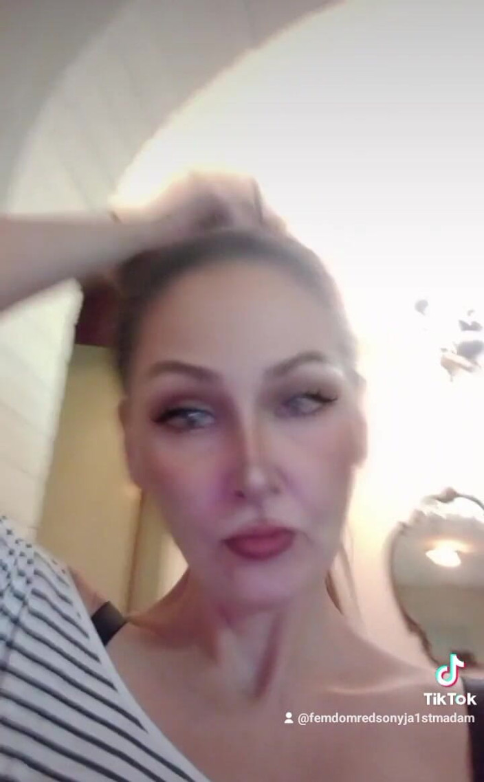 Dominatrix Redsonyja: Samo salope sexuelle. Partie 2