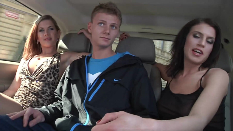 German amateur - 100% German hardcore videos: Dua milf menjemput pria muda dan menyetubuhinya di dalam mobil