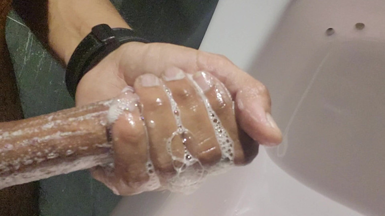 OnlineKrantikari: Geile büroangestellte schleicht sich in die toilette, um nach einem...