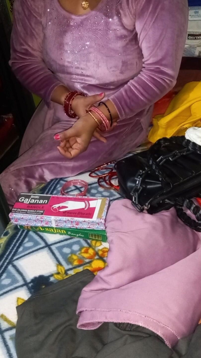 Manjushukla: Panjabi india che si fa cambiare d'abito.