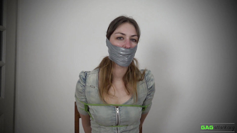 Gag Attack: Pearl - bande pvc bâillonnée