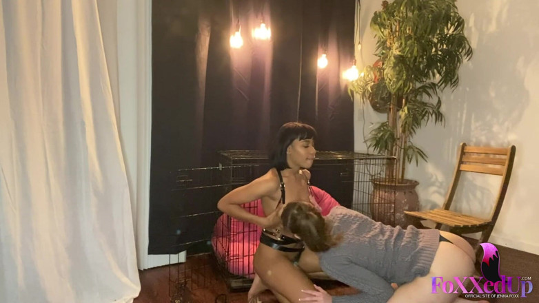 Jenna Foxx: Submissa MILF Jenna Foxx adora agradar buceta e pés !!