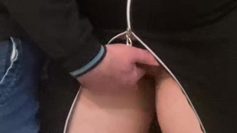 Niki studio: Fantasme de métro ! Une MILF poilue se fait doigter sous...