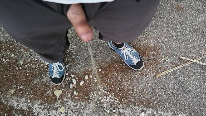Cicci77: Pisse et éjaculation dans un parc