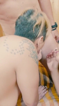 Surprise pulpeuse et magnifique à apprécier et à baiser. Une amie pour deux