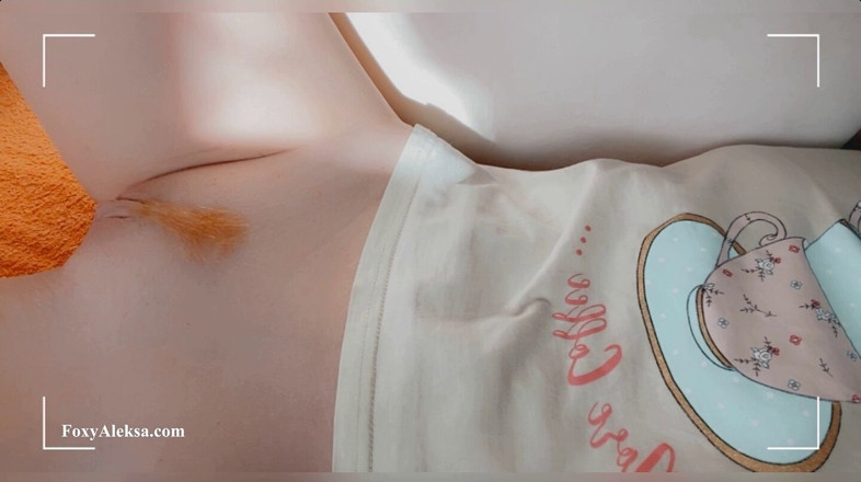 FoxyAleksa: Une petite chatte nue joue avec toi et veut du...