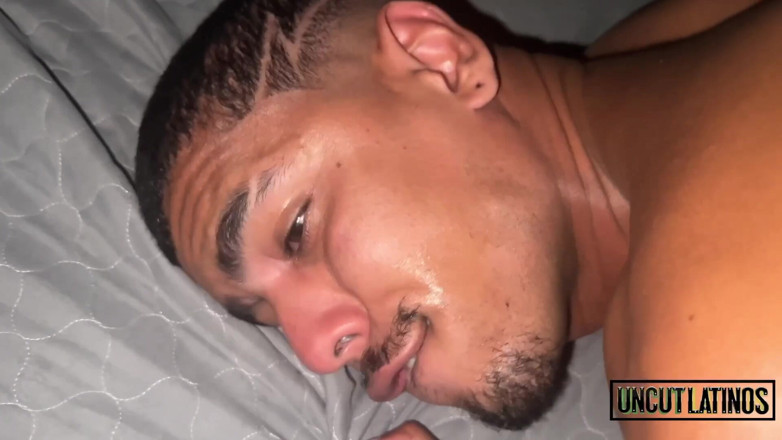 Uncut Latinos: Hung Stud pieprzy mięsień oklep kamerzysta dołącza