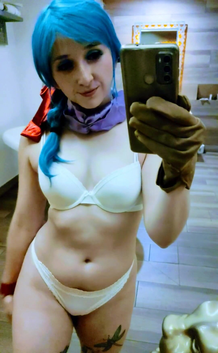 Candy Camille: Bulma est sur le point de prendre une douche, qui...