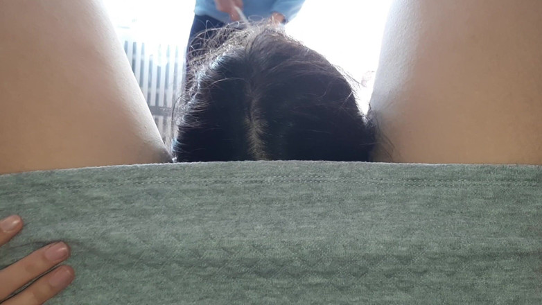 Lesbian-illusion: Iubita mea îmi linge pizda riscant în timp ce mama ei spală...
