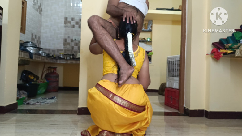 Inba: Sari amarillo ama de casa con hermanastro