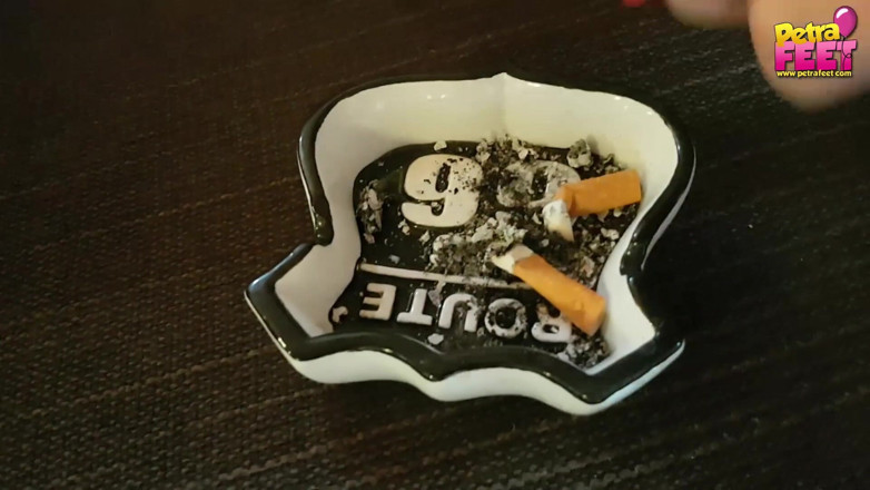 Smokin Fetish: Wajah cantiknya di kamera