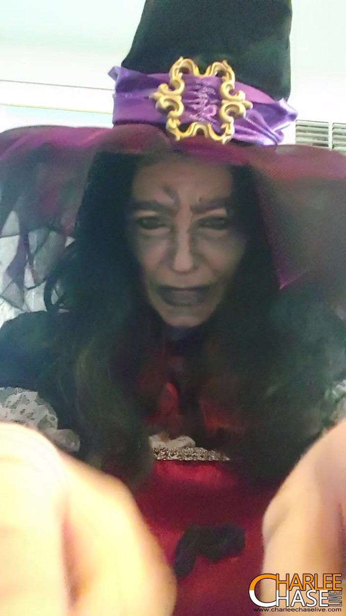 Charlee Chase: Charlie Chase de près et chatouilles de la sorcière d’Halloween...