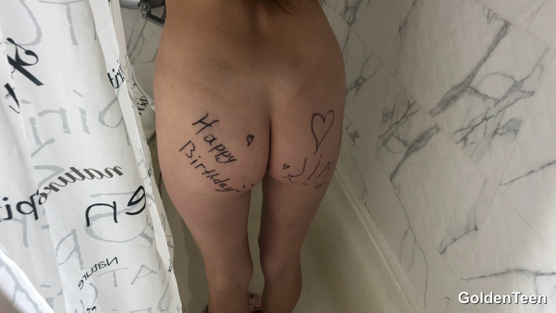 Golden Teen: Sexy meisje komt hard klaar tijdens het berijden van dildo...