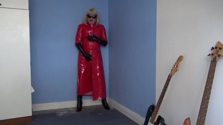 Leather Kirsten: Elle joue dans un manteau en pvc, des cuissardes et...