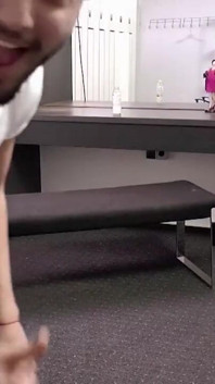 Bonita menina fode ao ar livre e negra curvilínea cavalga no pau depois de treino clipe de sexo