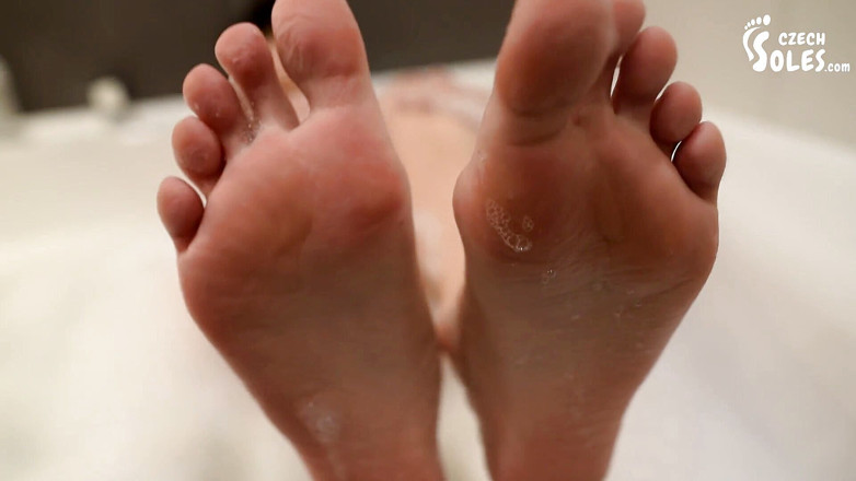 Czech Soles - foot fetish content: 목욕하고 발을 보여주는 섹시한 Dita