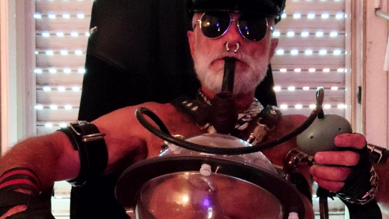 MusclesCigarsFFPig: Sigaar, testikelrekken, testikel en penis pompen