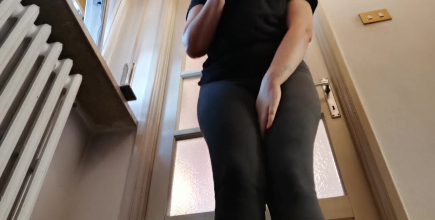 Nicoletta Embassi: Gran pis fuera del baño de una tienda tan pronto...