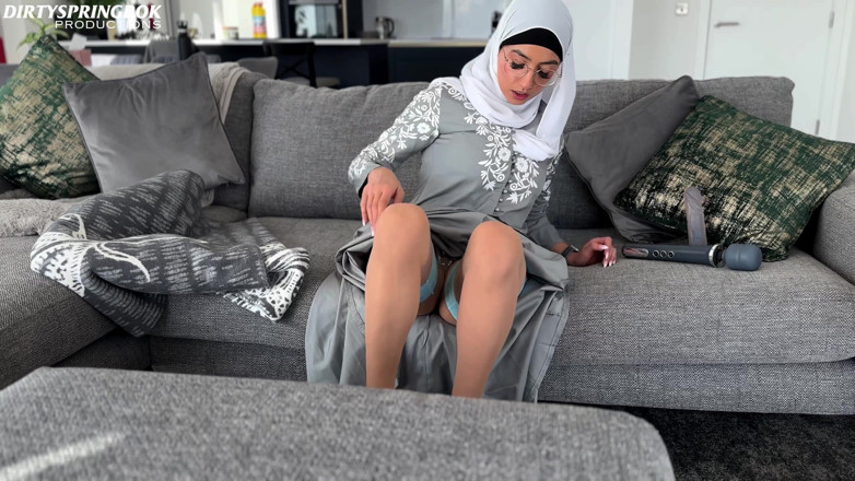Aaliyah Yasin: Người giúp việc ngây thơ Aaliyah Yasin phát hiện ra đồ...