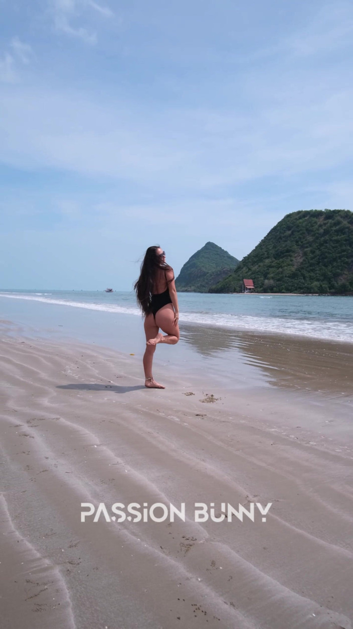 PassionBunny: Siyah bikini ve tutkulu plajda teşhir ediyor