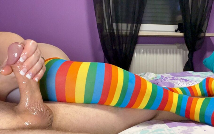 Princess Jeanne: Femme dans les chaussettes sexy et belle branlette
