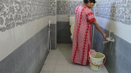 Desi Homemade Videos: Une bhabhi desi indienne prend une douche tôt le matin
