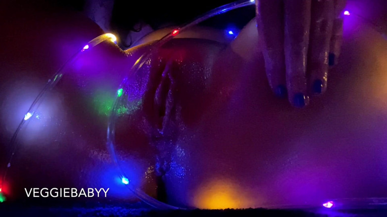 Veggiebabyy: Artsy, yağlı, ipli hafif amcığı ovuyor