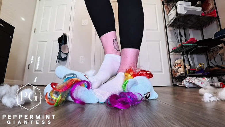 Peppermint Giantess: 67 Riesin in schmutzigen Socken zerstört langsam riesigen plüsch zu...