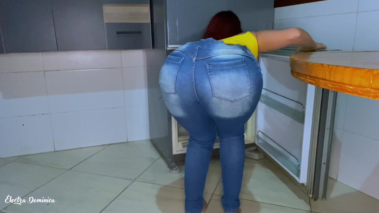 Curious Electra: Sexy služka má velmi krásný zadek v džínách
