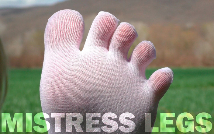 Mistress Legs: Pies en lindos calcetines blancos con jeans en el campo...