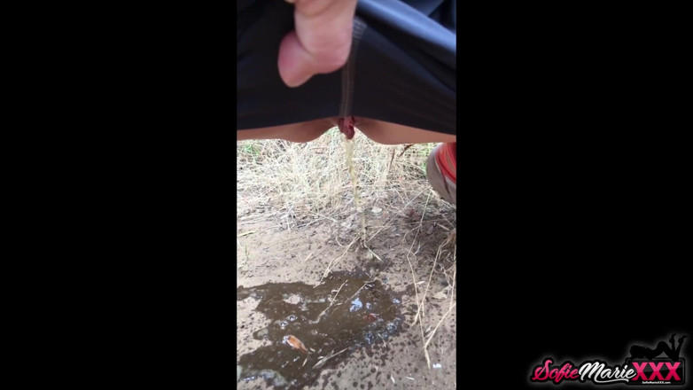 Sofie Marie: Sofie Marie, superbe cougar sportive, fait pipi et se fait...