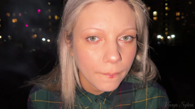 Vasya Sylvia: Bionda fumante con il fumo nudo in pubblico!