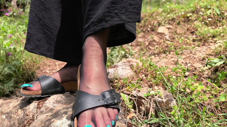 Goddess Lena: Birkenstock &amp; Nylons în aer liber