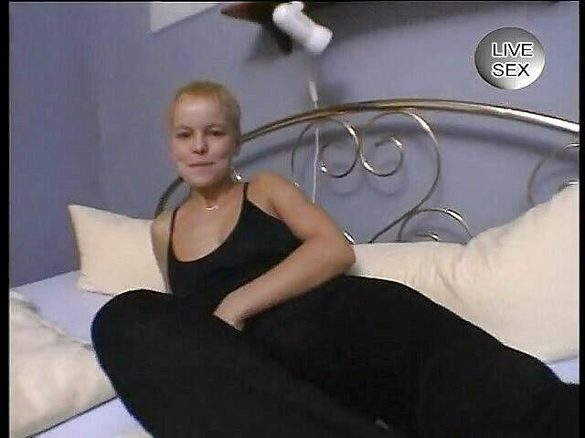 Horny Two really wet MILFs: Gran consolador azul para cachonda rubia milf