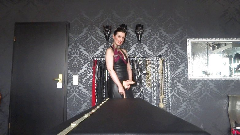 Lady Victoria Valente: Tarefa pervertida e com muito tesão para você!