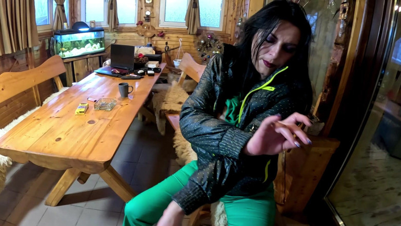 MilfyCalla: Verde downjacket provocando fumar, humilhação e brincadeira bagunçada