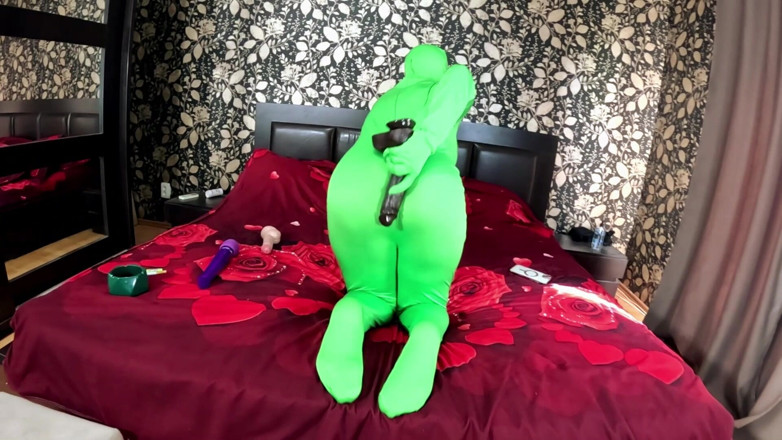 MilfyCalla: Volles Zentai-umhüllungsspiel. Bbc dildo necken, muschi klatschen und raucht durch...
