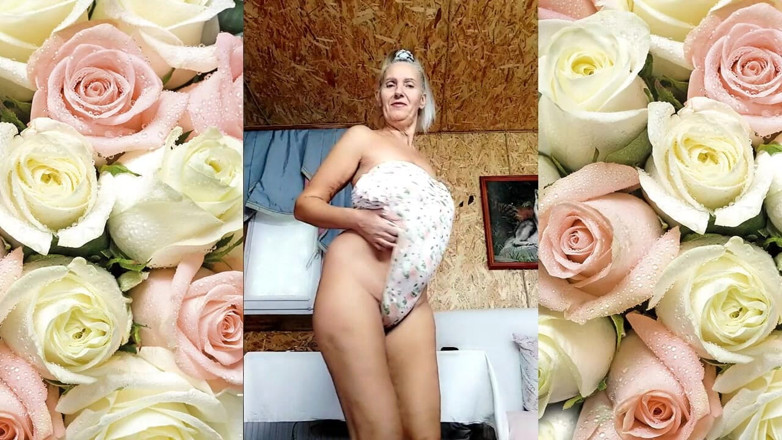 Lukerya: Heißer nackter körper einer fröhlichen alten dame