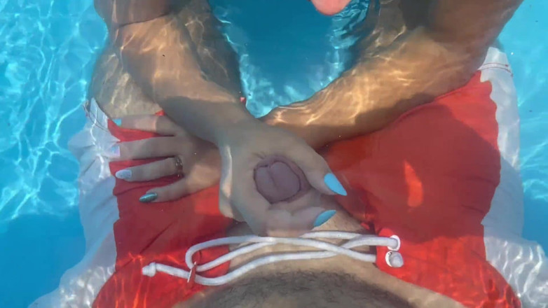 fantasycouplexxx: Pipe, branlette dans une piscine publique