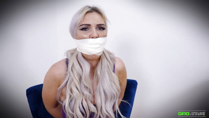 Gag Attack: Roxee - cinta de microfoam amordazada