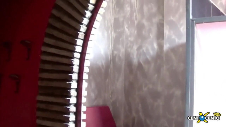Topaweb: Em um cinema pornô privado no corredor há Roberta Farnese...