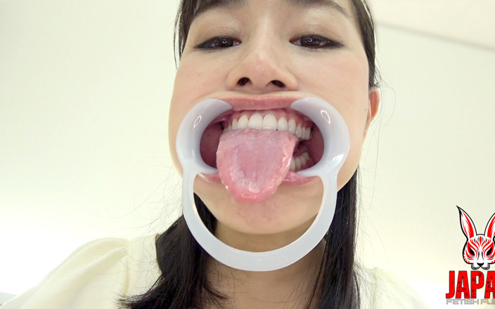 Japan Fetish Fusion: La langue de Tomoka Akari est scintillante - mouillée, recroquelée et...